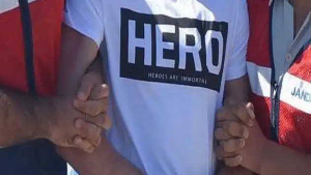 Erzurum'da 'Hero' Yazılı Tişört Giyen 2 Öğrenci Serbest Bırakıldı