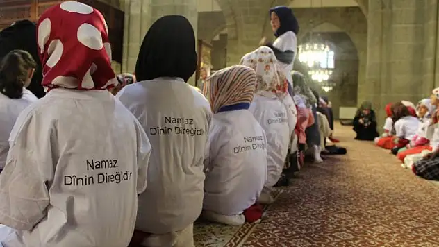 Erzurum'da Öğrenciler Öğle Namazında Buluştu