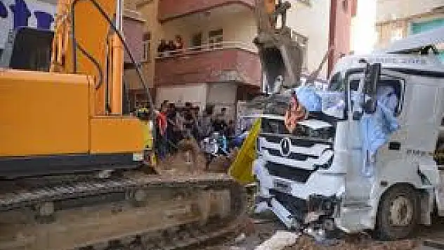 Yüksekova'da Hafriyat Kamyonu Devrildi