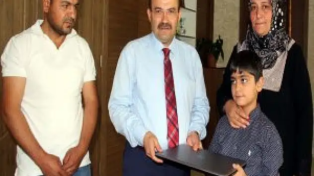 Vali Ustaoğlu'ndan Şehid Oğluna Bilgisayar