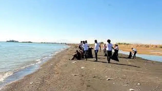Van Gölü Sahillerinde Suyun Analizi Yapıldı