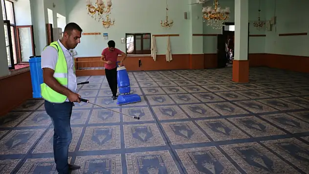 Bitlis'teki Camilere Gül Suyu Sıkılıyor
