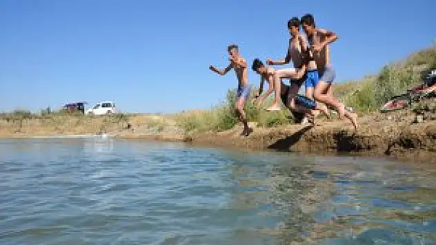 Sıcaktan Bunalan Hakkari'liler Derede Serinliyor