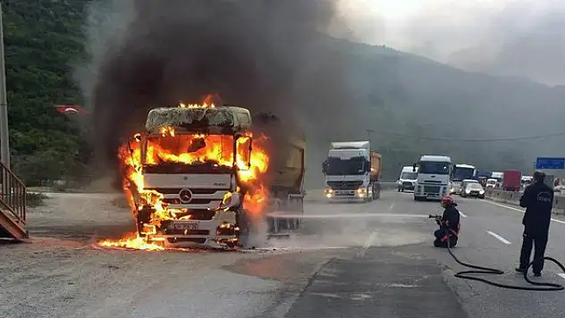 Bingöl'de Seyir Halindeki Tır Yandı !