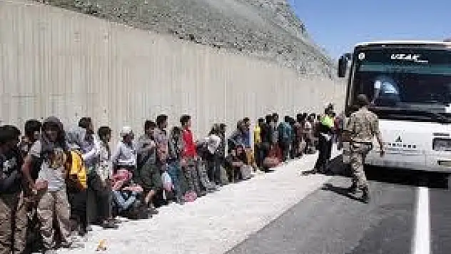Kaçak Göçmenler Arızalanan Otobüste Yakalandı