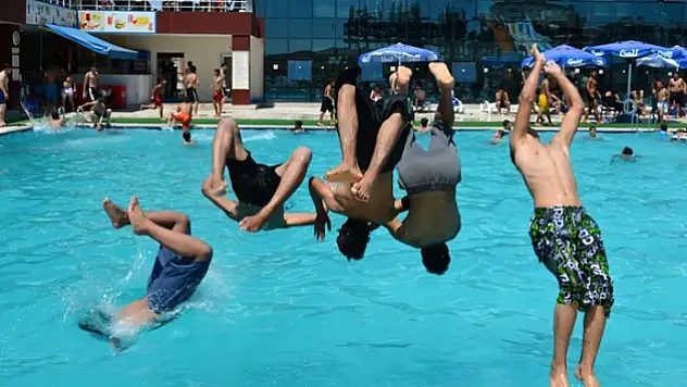 Sıcaktan Bunalanlar Havuzlara Ve Akarsulara Akın Etti