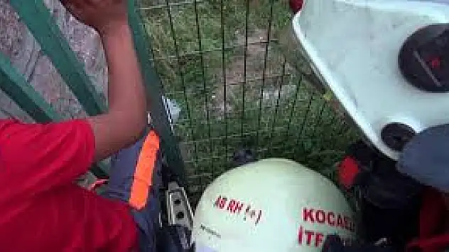 Tırmandığı Stadın Demir Kapısına Ayağı Sıkışan Çocuğu İtfaiye Kurtardı