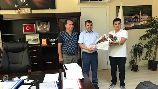 Van'ın Yeni Öğretmenleri Çiçeklerle Karşılandı
