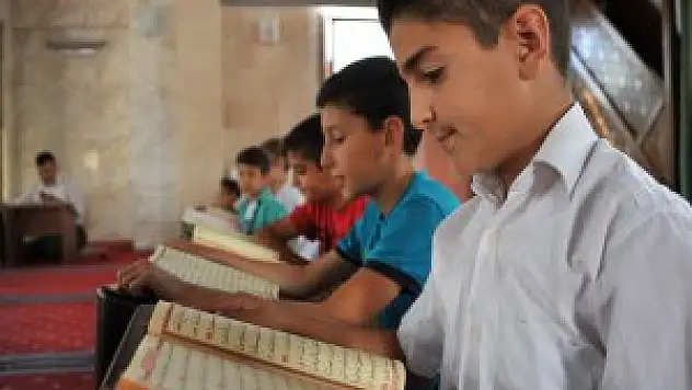Kur'an Kursuna Katılan 250 Çocuğa Sertifika Verildi