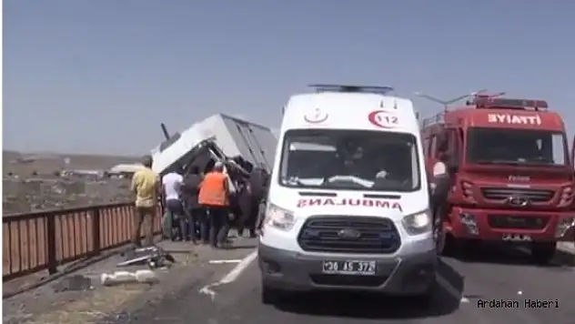 Korkuluklara Çarpan Kamyon Köprüde Asılı Kaldı