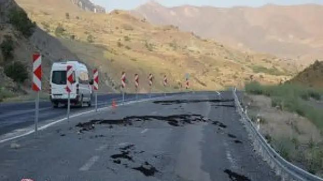 Hakkari-Van Karayolunda Yol Çöktü