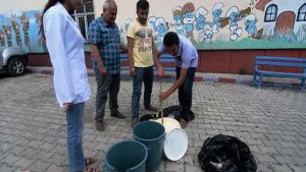Tatile Gitmeyen Öğretmenler Okullarını Onarıyorlar