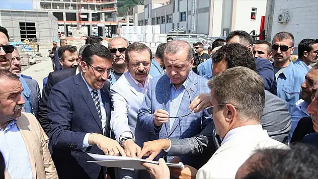 Cumhurbaşkanı Erdoğan, Sarp Gümrük Kapısı'nda İncelemelerde Bulundu