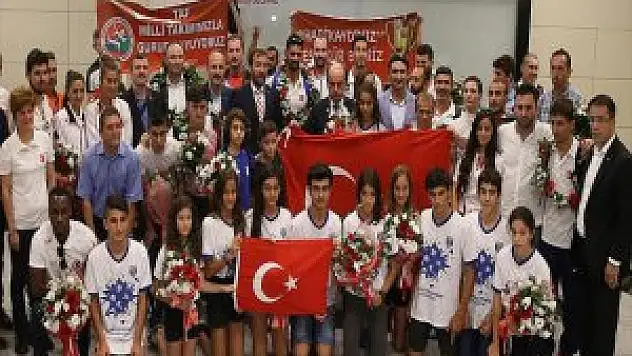 Atletizm Milli Takımı Yurda Döndü