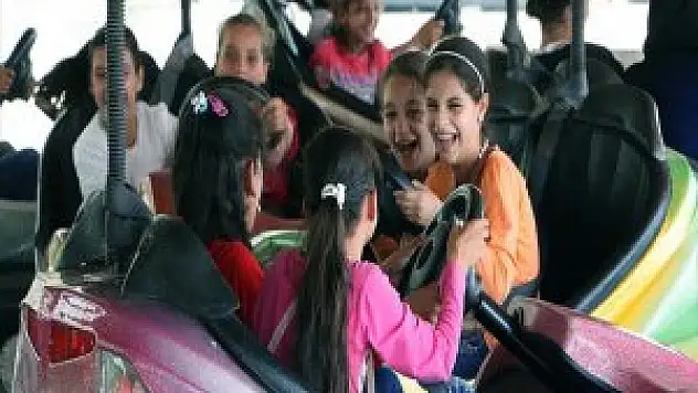 Suriyeli Ve Iraklı Çocuklar İlk Kez Lunaparka Gitti