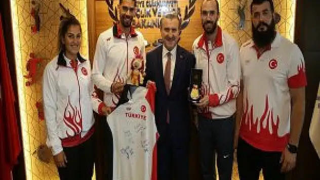 Gençlik Ve Spor Bakanı Bak, Milli Atletleri Kabul Etti