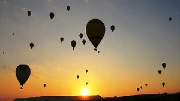 Gün Doğumunu Gökyüzünde Karşılıyorlar
