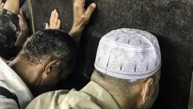 Kabe'de Dualar Ve Gözyaşları