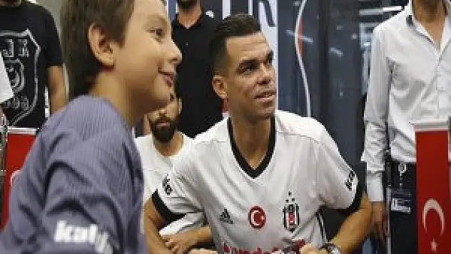 Beşiktaşlı Pepe İmza İçin Taraftarlar İle Bir Araya Geldi
