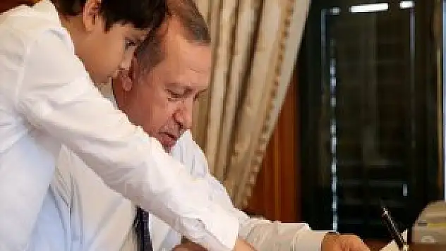 Cumhurbaşkanı Erdoğan, Torunuyla Fotoğraflarını Paylaştı