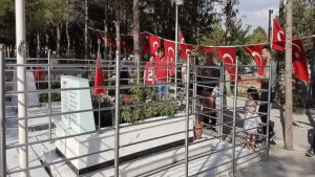 Kahraman Astsubay Halisdemir'in Kabrine Ziyaretçi Akını