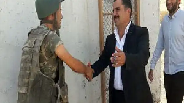 Köylülerden Mehmetçik'e Bayram Ziyareti