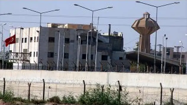 Abd Bayrağı İle Pkk/pyd'ye Ait Bez Parçaları Kaldırıldı