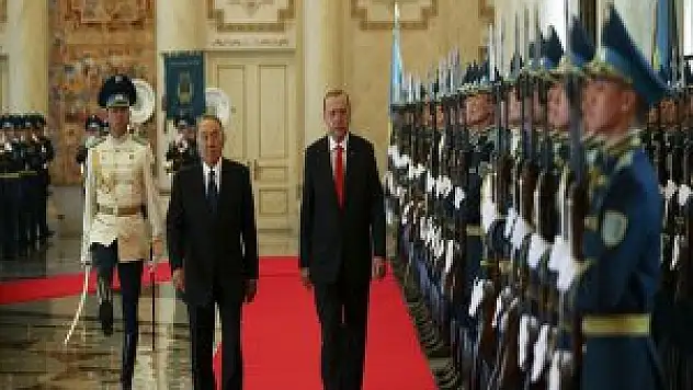 Cumhurbaşkanı Erdoğan Kazakistan'da Resmi Törenle Karşılandı