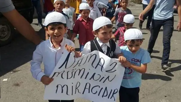 Ağrı'da 6-10 yaş arası çocuklar namaz için yürüdü