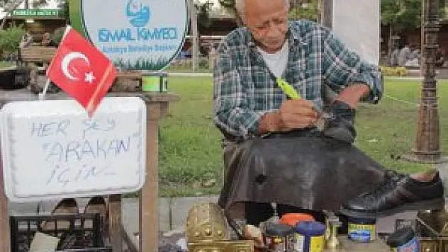 Arakanlı Müslümanlar İçin Ayakkabı Boyuyor