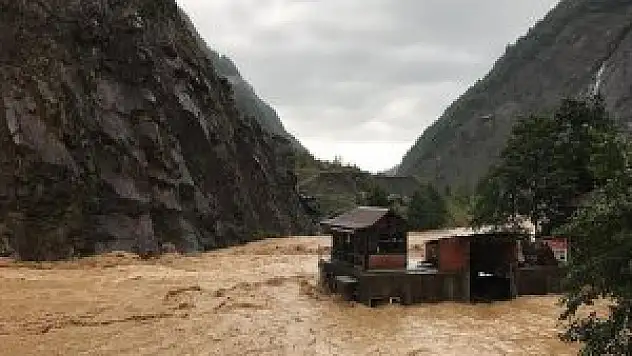 Rize'de Şiddetli Yağış Eğitime Engel Oldu