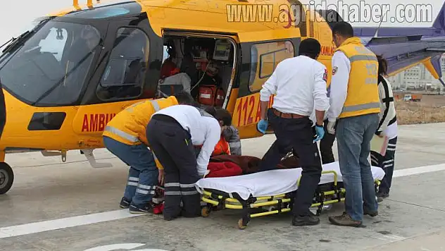 VAN DEPREMİNDE YARALILAR AMBULANS HELİKOPTERLE TAŞINIYOR