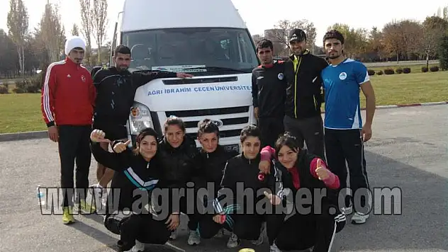İÇ ÜNİVERSİTESİ ÖĞRENCİLERİ ATLETİZMDE TÜRKİYE ÜÇÜNCÜSÜ OLDU