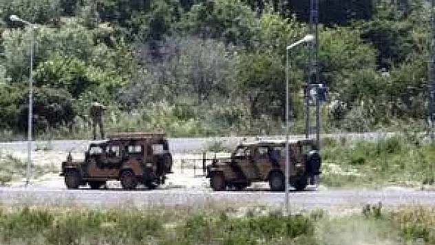 Suriye kasabanın girişini tanklarla kapattı