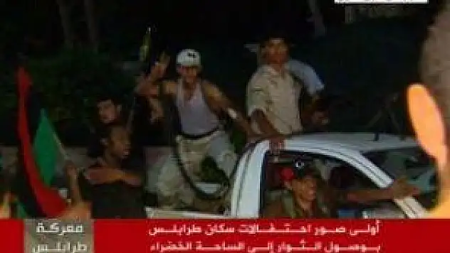 Ve 42 yıllık Kaddafi rejimi fiilen çöktü