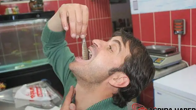 Şifa İçin Alabalığı Canlı Canlı Yutuyor