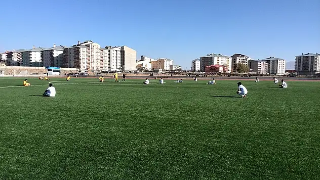 Futbol Maçında Oturarak Eylem Yaptılar
