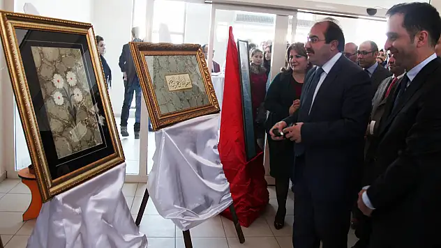 AĞRI İBRAHİM ÇEÇEN ÜNİVERSİTESİNDE HAT VE TEZHİP SERGİSİ AÇILDI