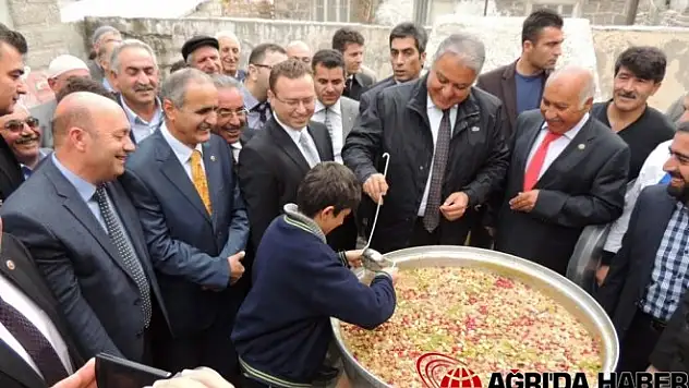 Vali Tekinarslan Çocuklara Aşure Dağıttı