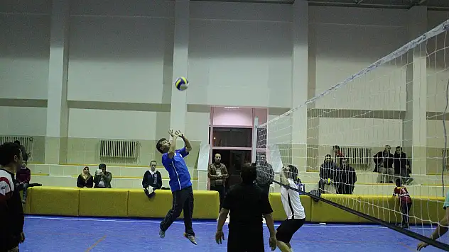 AĞRI'DA ÖĞRETMENLER ARASI VOLEYBOL TURNUVASI