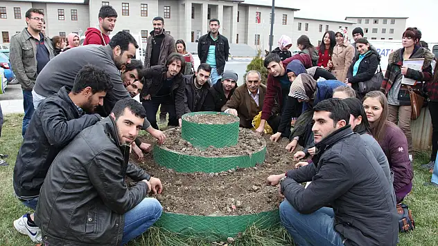 AĞRI İBRAHİM ÇEÇEN ÜNİVERSİTESİ ÖĞRENCİLERİ KAMPÜS ALANINA LALE DİKTİ