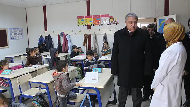 Vali Tekinarslan, Prefabrik Okul'u İnceledi