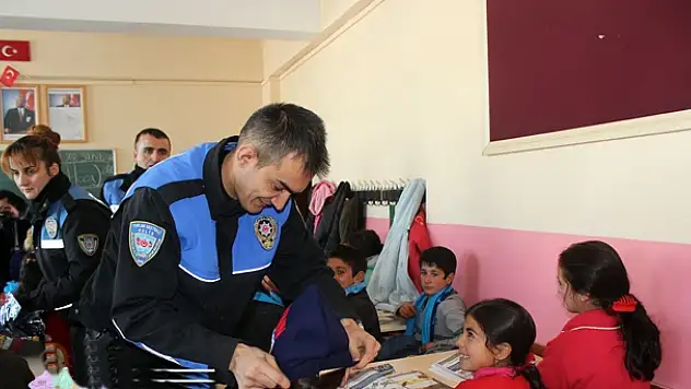 Ağrı Emniyetinden Öğrencilere Atkı ve Bere