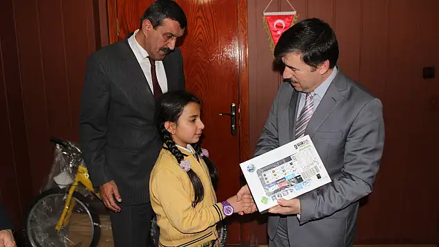 RESİM YARIŞMASINDA DERECEYE GİREN ÖĞRENCİLER ÖDÜLLENDİRİLDİ