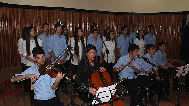 LİSE ÖĞRENCİLERİNDEN TÜRKÜ ZİYAFETİ