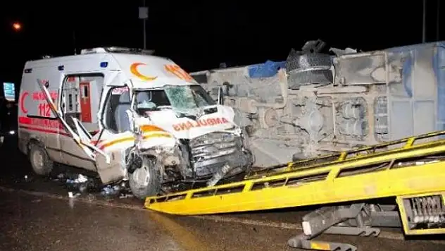 Ağrı'dan Van'a Hasta Götüren Ambulans Kaza Yaptı: 1 Ölü 11 Yaralı / VİDEO