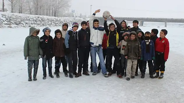 Buz Tutan Nehir Üzerinde Futbol Oynadılar