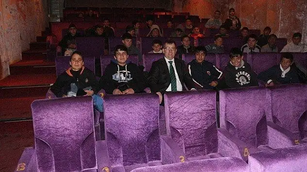 Sokakta Çalışan Çocukların Sinema Keyfi