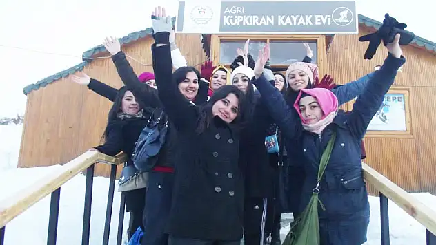 AĞRI İBRAHİM ÇEÇEN ÜNİVERSİTESİ ÖĞRENCİLERİNİN KAYAK KEYFİ