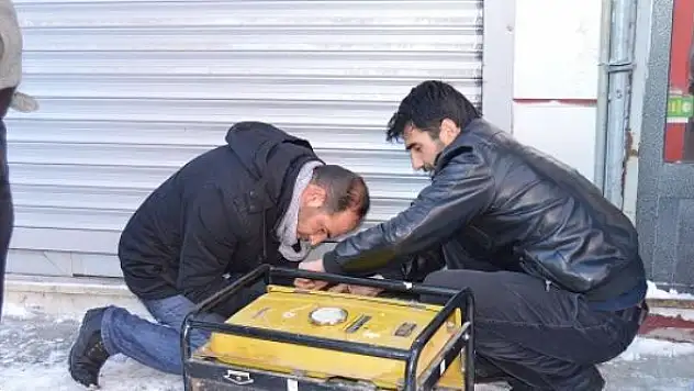 Elektrik kesintisi esnafı zor durumda bıraktı